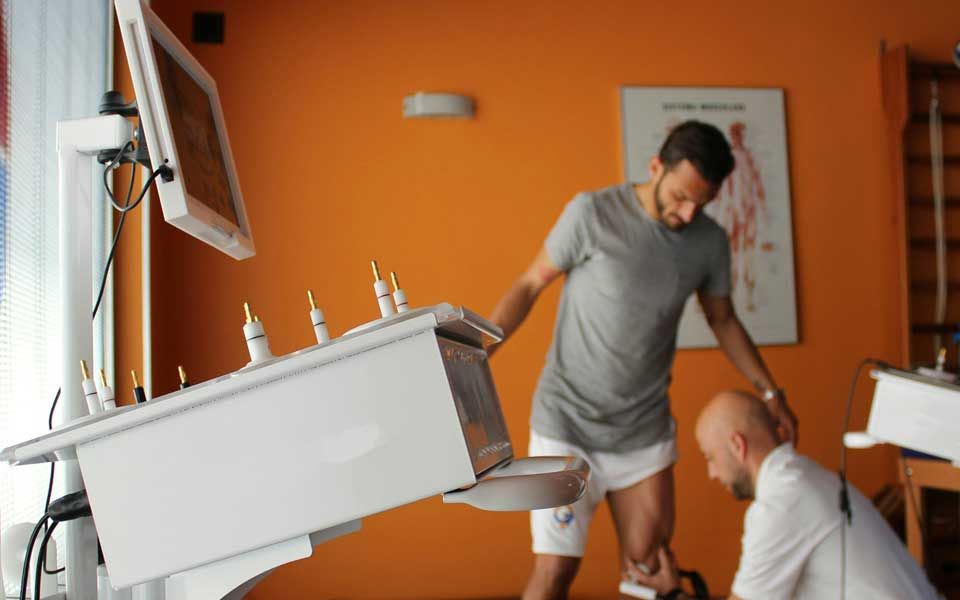 Riabilitazione post-trauma, mal di schiena, ginocchio, spalla, vi aiuta dottore Paolo Parmi con la fisioterapia, osteopatia, tecarterapia, fisiocinesiterapia, ergon technique a Pavia, Voghera, Alessandria e Tortona.